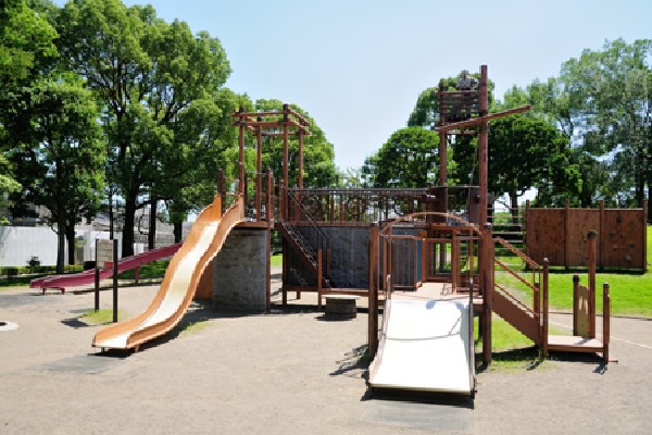 周辺環境:府中公園(園内は、大きな芝生広場を中心に野外ステージや噴水、親水遊歩道などを配置しており、小さな子どもが遊べるブランコやすべり台も備えている公園です。)