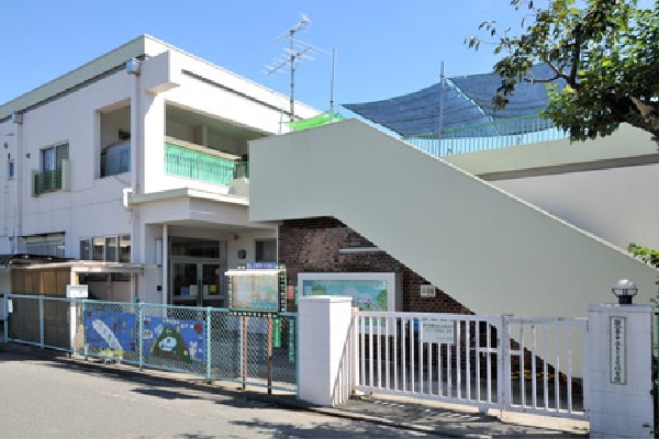 周辺環境:もとまち保育園(大小ふたつある園庭には屋外プールもあり、園舎は耐震工事が行われて災害対策が十分に取られている保育園です。)