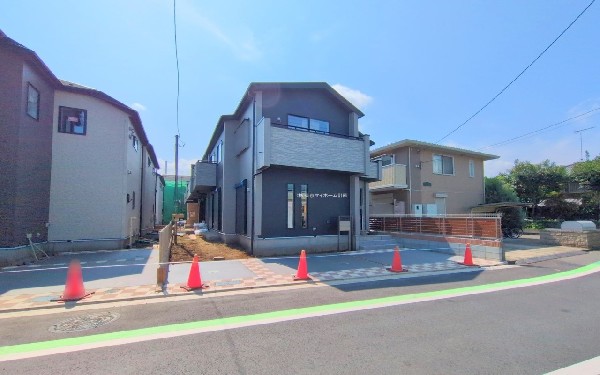 外観:前面道路含む現地外観写真