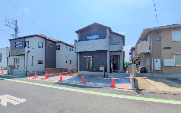外観:前面道路含む現地外観写真