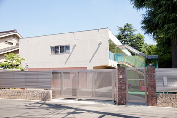 周辺環境:サムエル保育園(いろいろな行事に合わせて作品づくりに取り組むようにしており、川組と山組の園児たちは木工で長い時間をかけてモノづくりを楽しんでいるとの事です。)