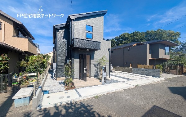 外観:前面道路含む現地外観写真