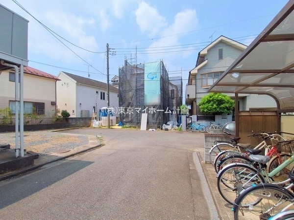 外観:前面道路含む現地外観写真（建築中）