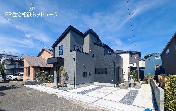 外観:前面道路含む現地外観写真