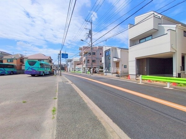 外観:前面道路含む現地外観写真