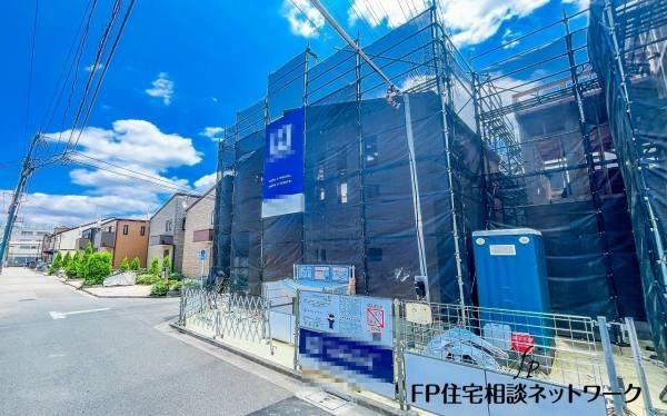 外観:前面道路含む現地外観写真（建築中）