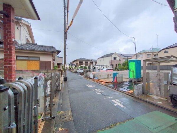 外観:前面道路含む現地外観写真（建築中）