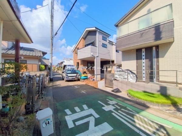 外観:前面道路含む現地外観写真
