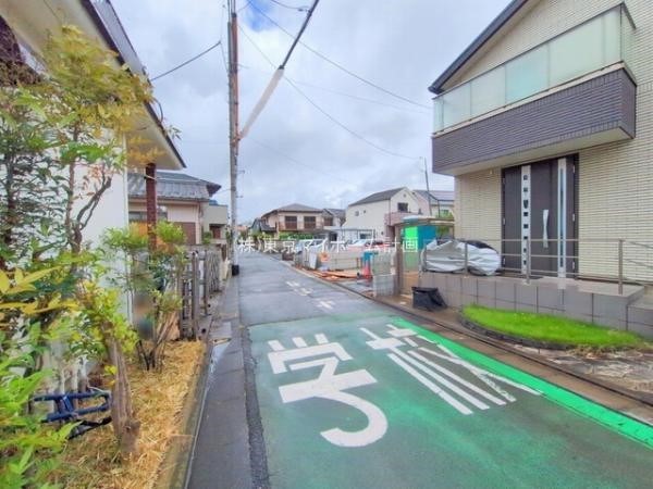 外観:前面道路含む現地外観写真（建築中）