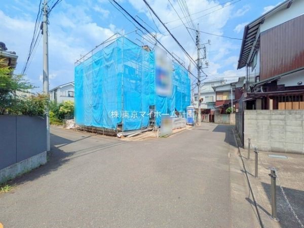 外観:前面道路含む現地外観写真（建築中）