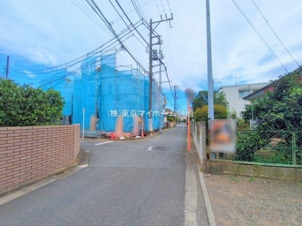 外観:前面道路含む現地外観写真(建築中)