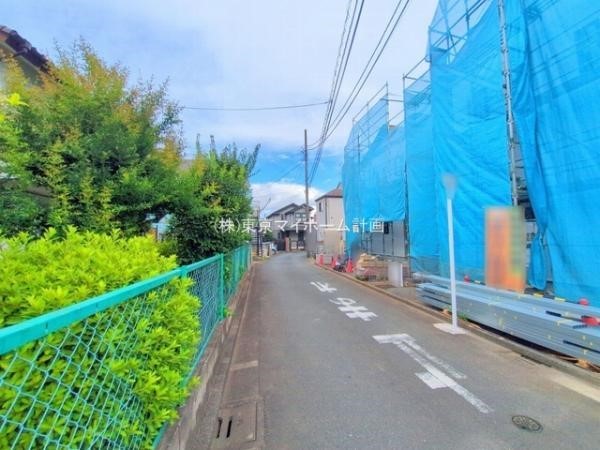 外観:前面道路含む現地外観写真（建築中）