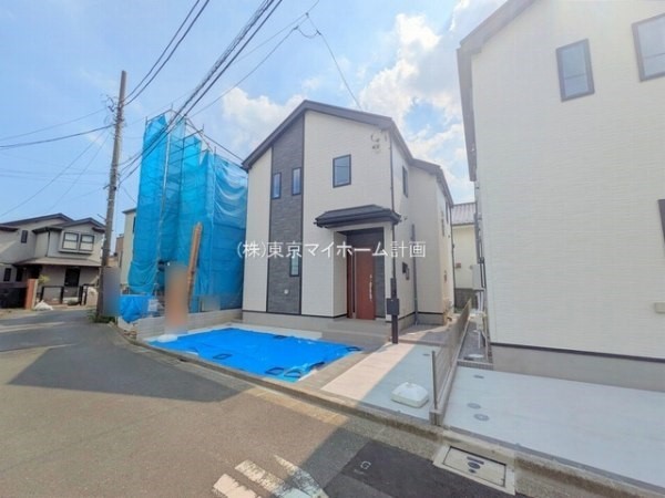 外観:前面道路含む現地外観写真