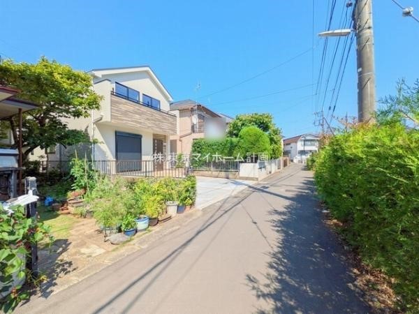 外観:前面道路含む現地外観写真