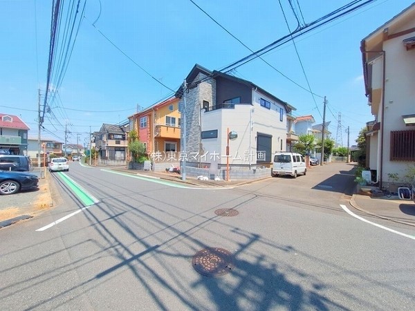 外観:前面道路含む現地外観写真