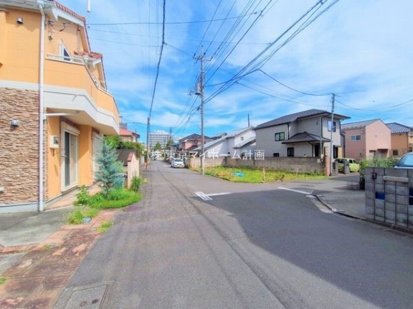 外観:前面道路含む現地写真