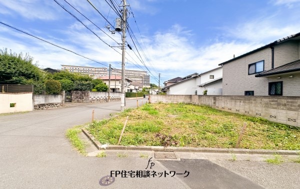 外観:前面道路含む現地土地写真