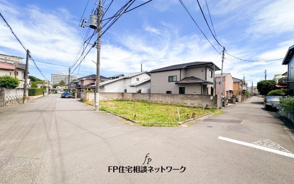 外観:前面道路含む現地土地写真