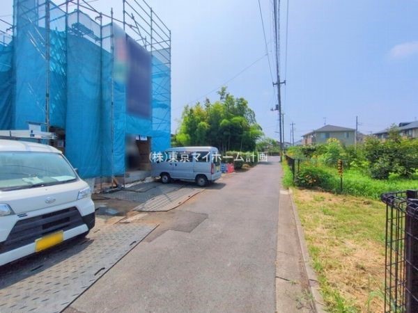 外観:前面道路含む現地外観写真（建築中）