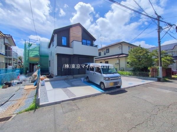 外観:前面道路含む現地外観写真