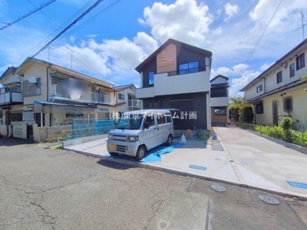 外観:前面道路含む現地外観写真