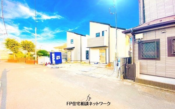 外観:前面道路含む現地外観写真