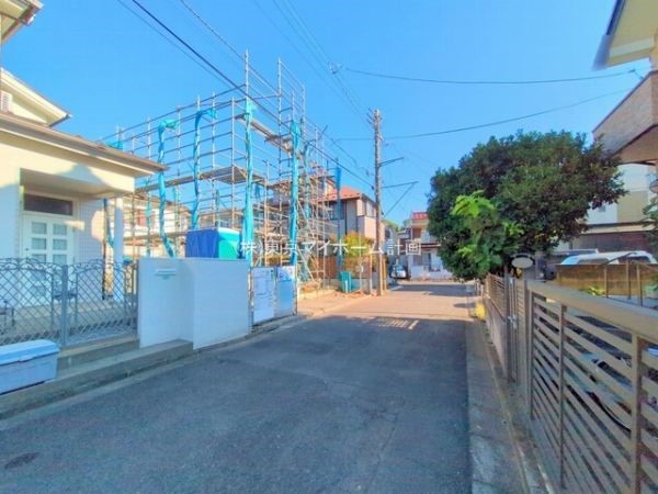 外観:前面道路含む現地外観写真（建築中）