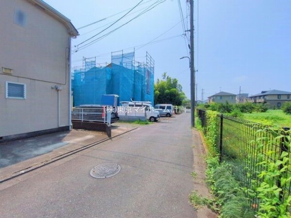 外観:前面道路含む現地外観写真（建築中）