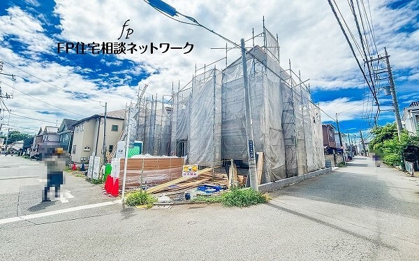 外観:前面道路含む現地外観写真