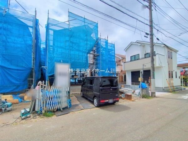 外観:前面道路含む現地外観写真（建築中）