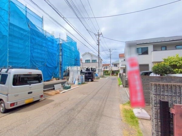外観:前面道路含む現地外観写真（建築中）