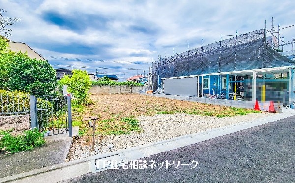 外観:前面道路含む現地土地写真