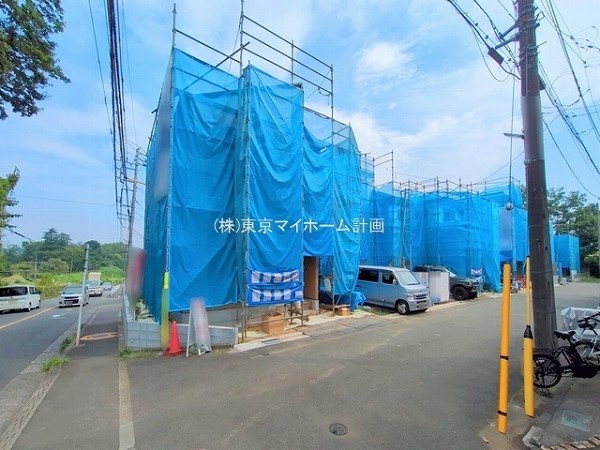 外観:前面道路含む現地外観写真（建築中）