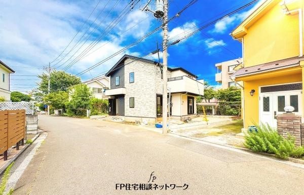 外観:前面道路含む現地外観写真