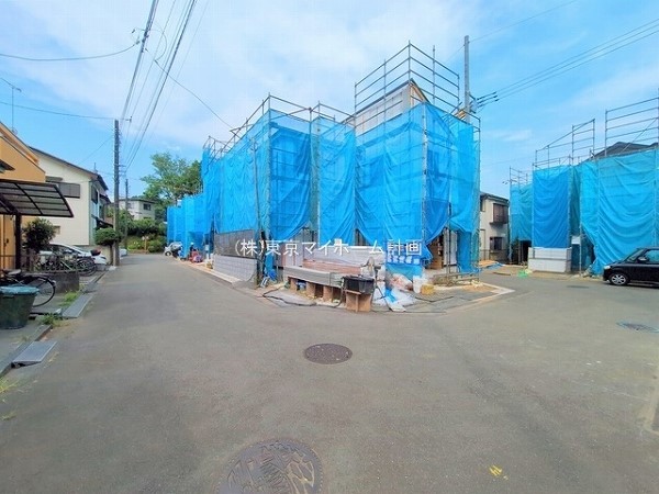 外観:前面道路含む現地外観写真（建築中）