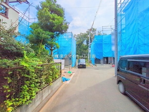 外観:前面道路含む現地外観写真（建築中）