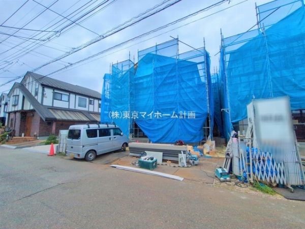 外観:前面道路含む現地外観写真（建築中）