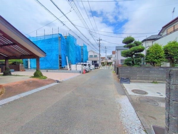 外観:前面道路含む現地外観写真（建築中）
