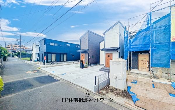 外観:前面道路含む現地外観写真