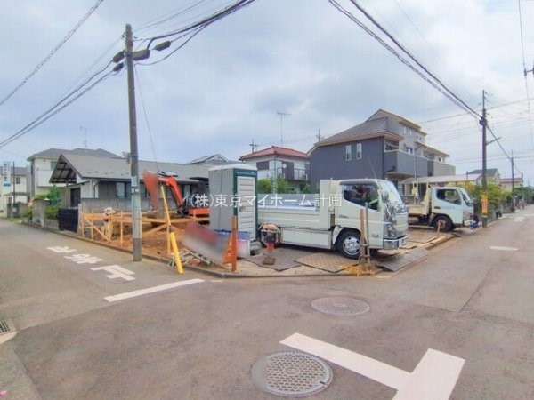 外観:前面道路含む現地外観写真（建築中）