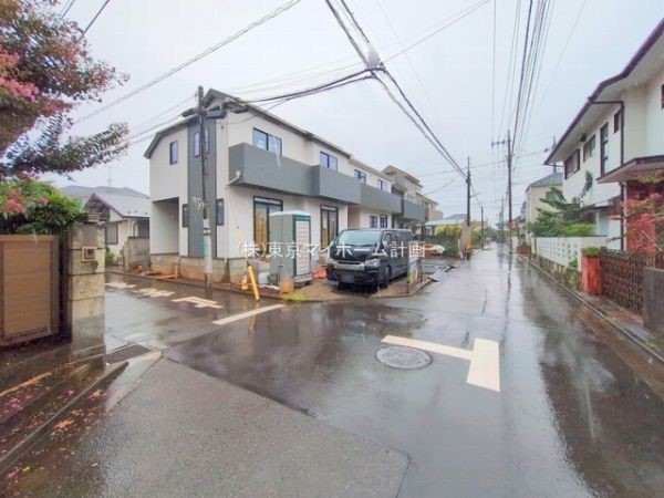 外観:前面道路含む現地外観写真
