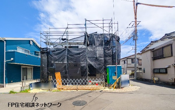外観:前面道路含む現地外観写真（建築中）