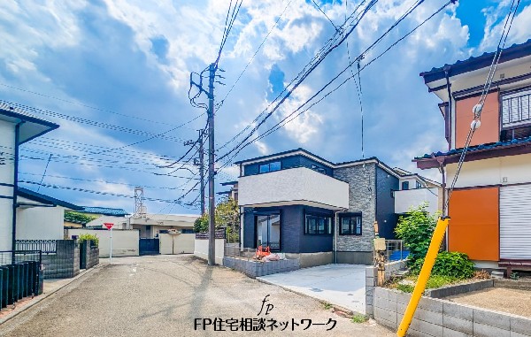 外観:前面道路含む現地外観写真