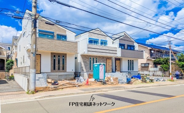 外観:前面道路含む現地外観写真