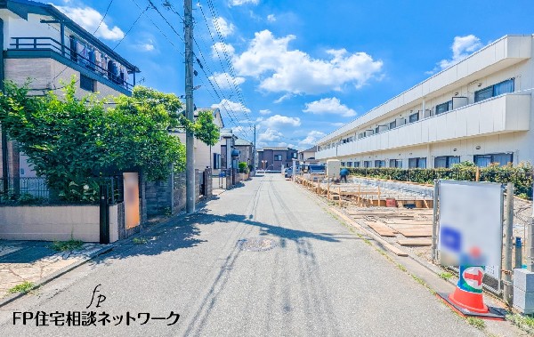 外観:前面道路含む現地外観写真(建築中）