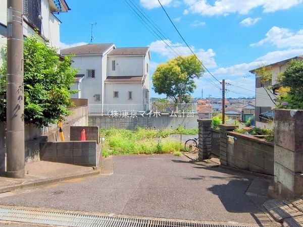 外観:前面道路含む現地土地写真