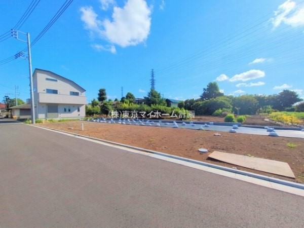 外観:前面道路含む現地土地写真