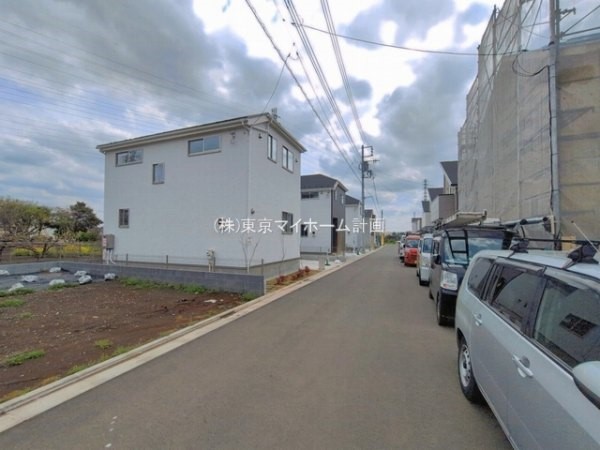 外観:前面道路含む現地外観写真