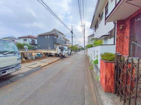 外観:前面道路含む現地外観写真（建築中）