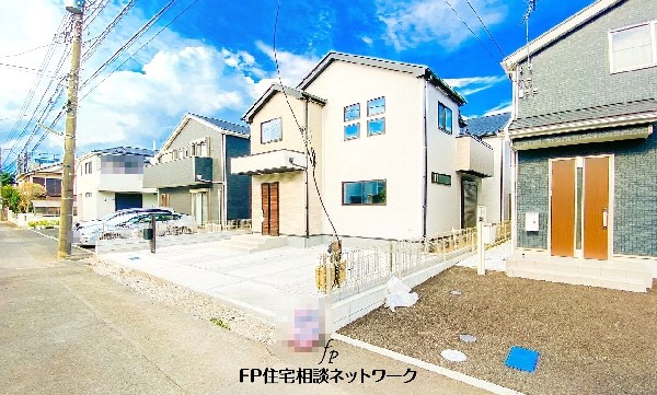 外観:前面道路含む現地外観写真